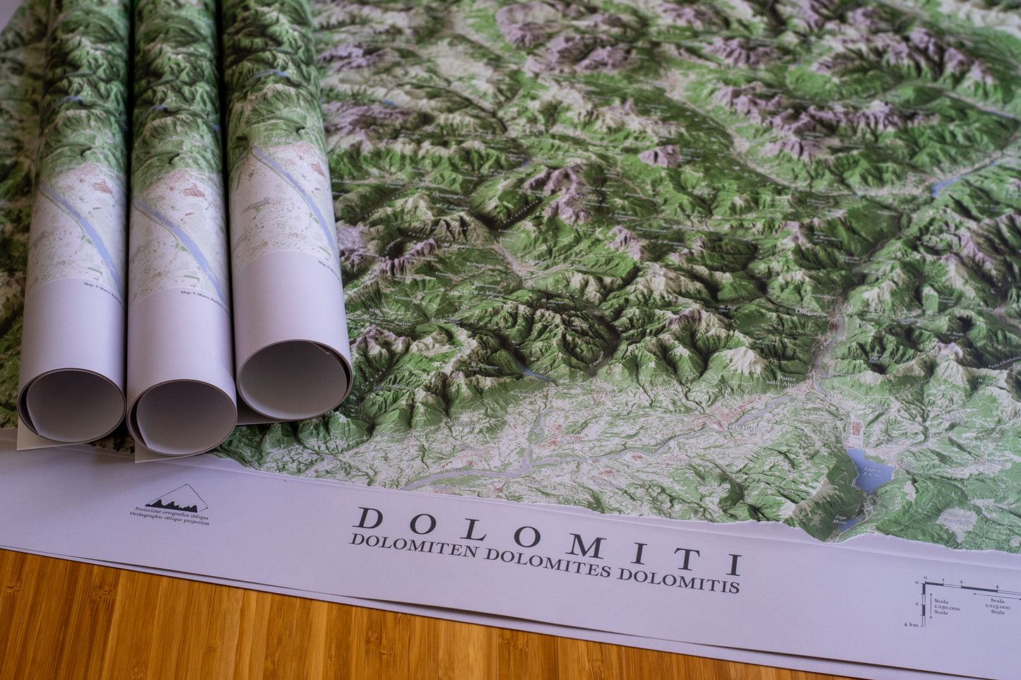 Cartina 3D delle Dolomiti stampata su carta, con vista panoramica e rotoli arrotolati / 3D map of the Dolomites printed on paper, with panoramic view and rolled maps