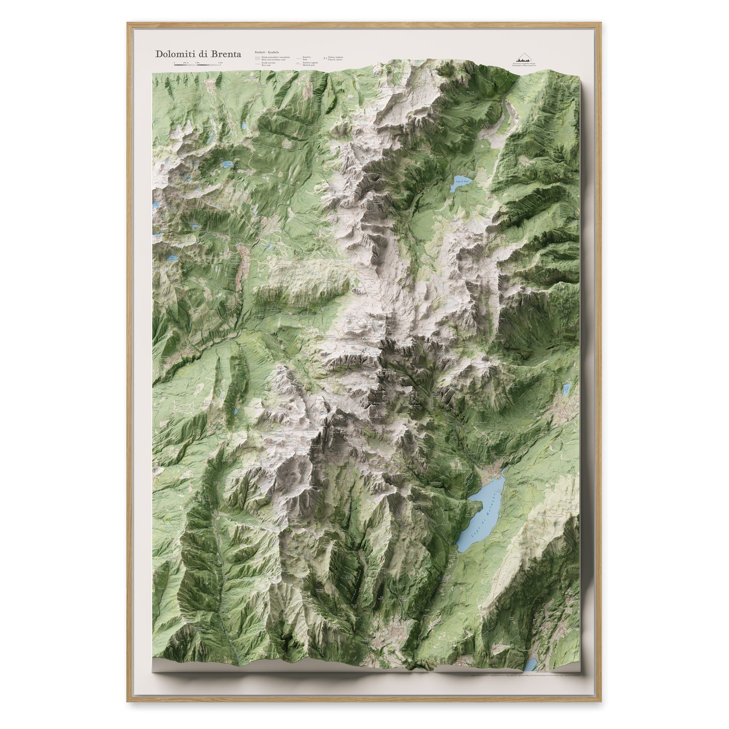 Stampa incorniciata delle Dolomiti di Brenta, cartina panoramica 3D in proiezione ortografica obliqua — vista verticale con il Lago di Molveno, mappa da parete · Framed print of the Brenta Dolomites, 3D panoramic map in oblique orthographic projection — vertical view with Lake Molveno, wall map