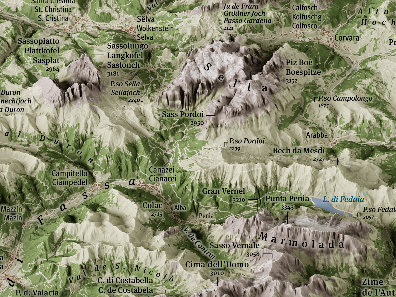 Dettaglio della mappa panoramica 3D delle Dolomiti in proiezione ortografica obliqua — gruppo del Sella, Sassolungo e Marmolada sopra la Val di Fassa, cartografia di montagna da appendere al muro · Detail of the 3D panoramic map of the Dolomites in oblique orthographic projection — Sella group, Sassolungo and Marmolada above Val di Fassa, mountain cartography wall print
