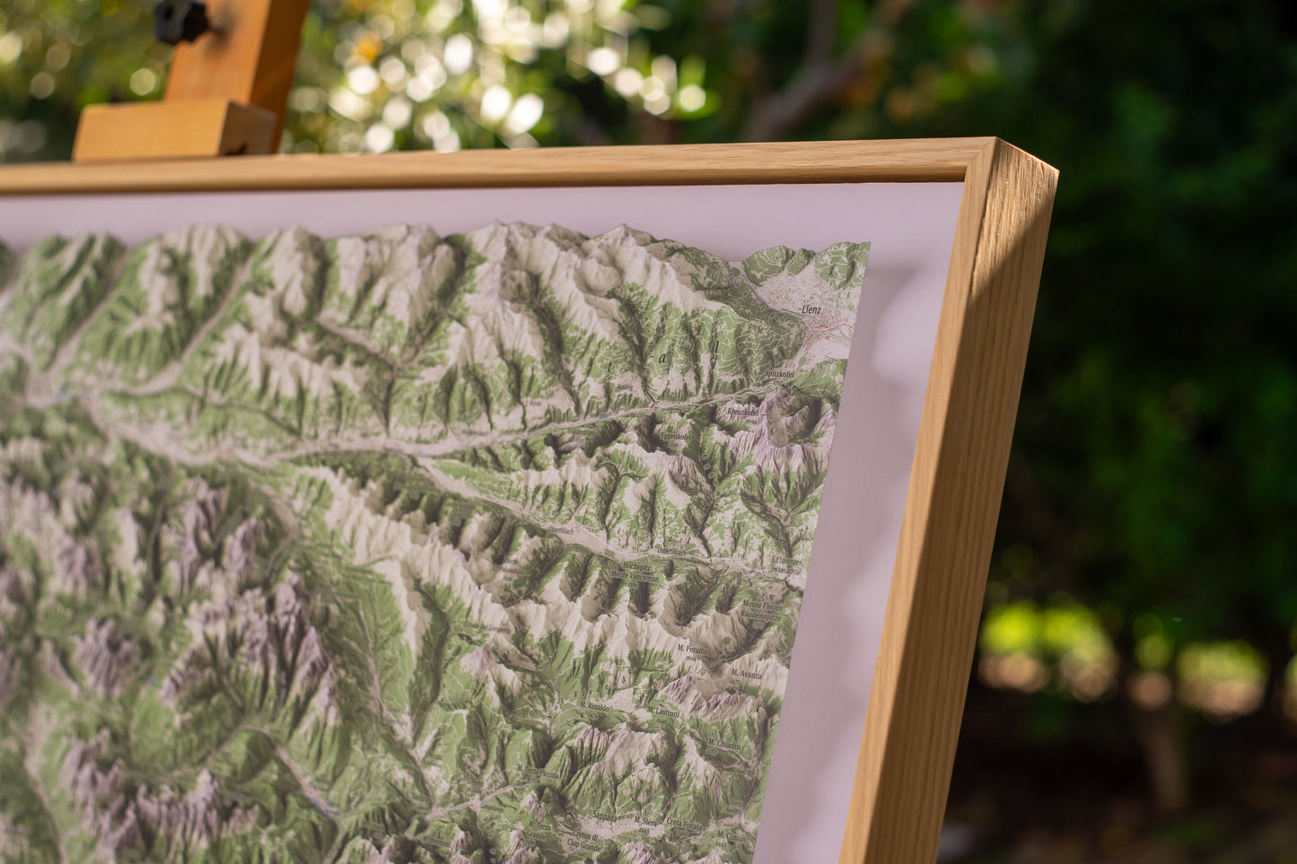 Dettaglio dell'angolo della cornice in rovere naturale dell'edizione incorniciata MountainCarto realizzata in Toscana / Corner detail of the natural oak frame from the MountainCarto Tuscany framed edition