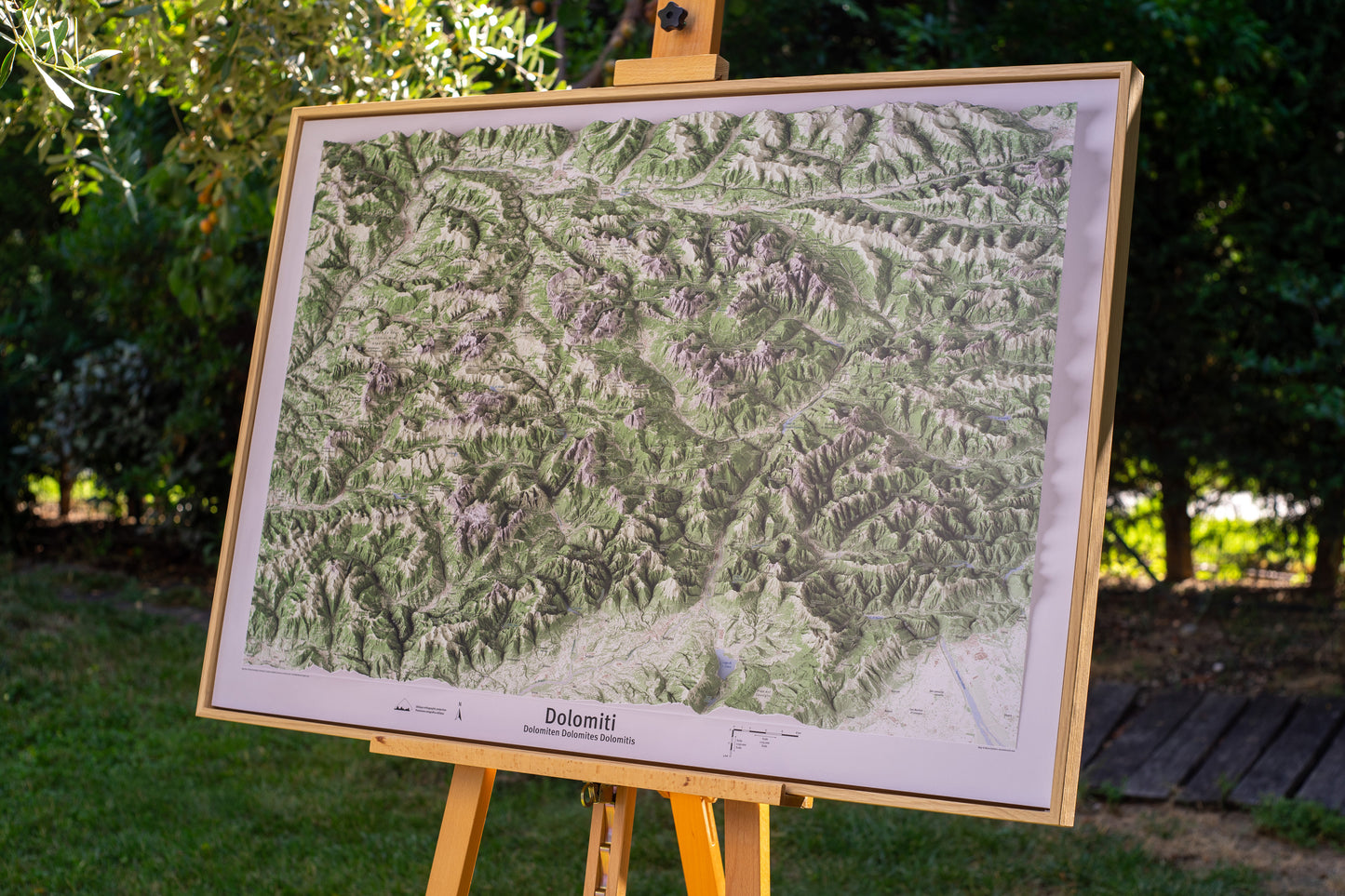 MountainCarto edizione incorniciata Toscana con cornice artigianale in rovere naturale, pronta da appendere / MountainCarto Tuscany framed edition with handcrafted natural oak frame, ready to hang